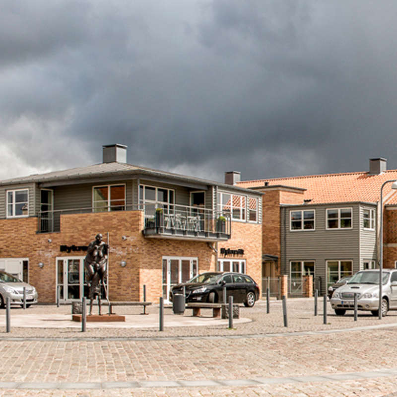 Raunonia er sat på pause – men regningen til huslejen tikker stadig ind