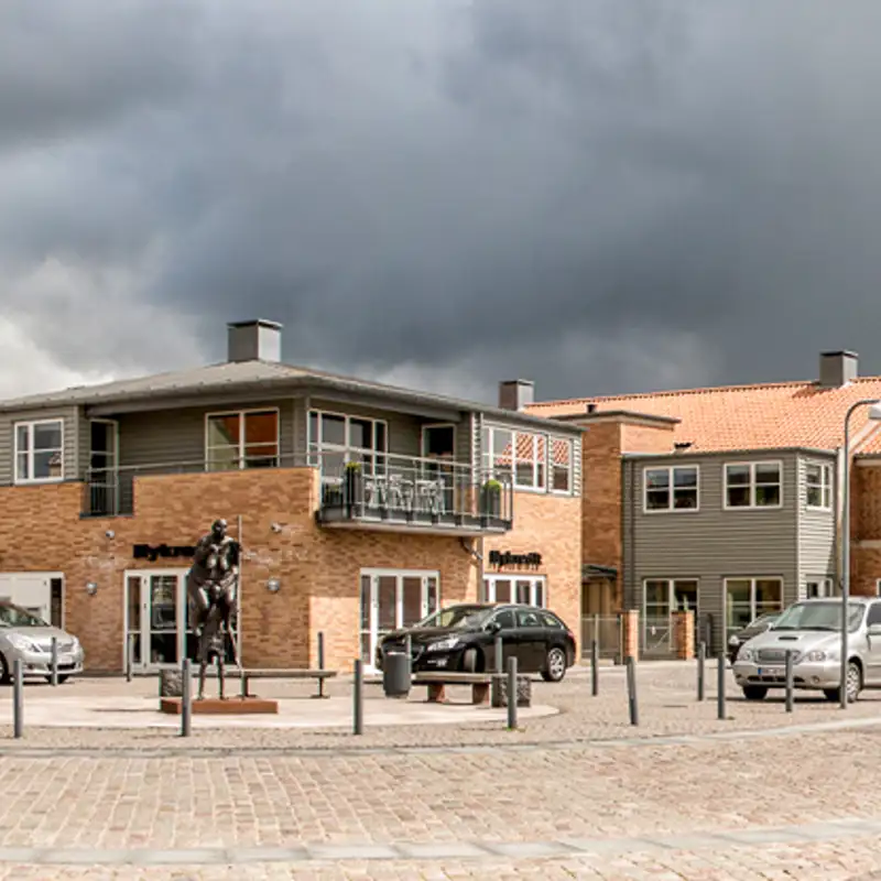 Raunonia er sat på pause – men regningen til huslejen tikker stadig ind